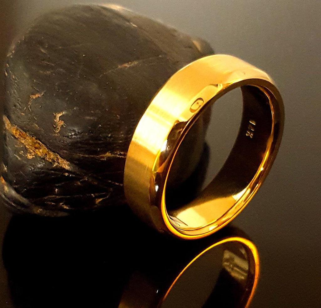 Men's Wedding Band / Beveled Edge / Brushed Center